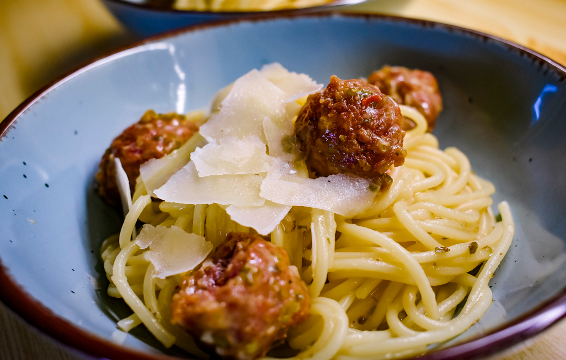 Spaghetti Aglio-e-Olio with Salsiccia – The Cooking Elf